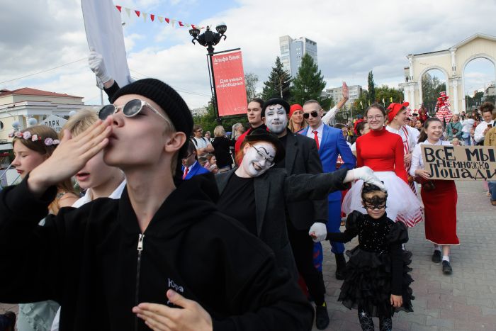 В Екатеринбурге прошёл фестиваль уличных театров «Лица улиц». Наш фоторепортаж