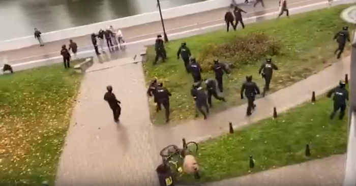 Скриншот из видео с избиением Никиты Домрачёва