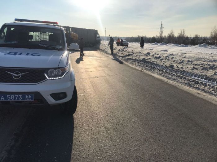 Трассу Екатеринбург — Тюмень перекрыли из-за столкновения грузовиков