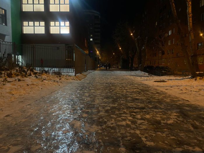 В мэрии Екатеринбурга объяснили, почему не справились с гололёдом на тротуарах
