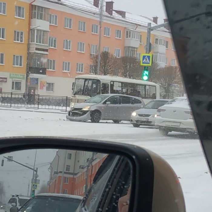 В Свердловской области машина ДПС влетела в легковушку