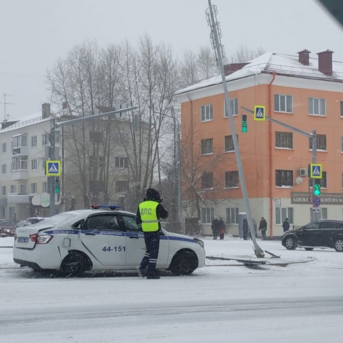 В Свердловской области машина ДПС влетела в легковушку