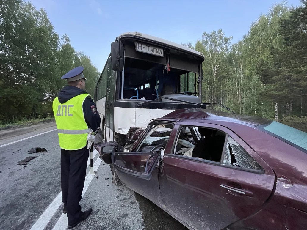 На свердловской трассе мужчина без прав устроил аварию с пассажирским автобусом