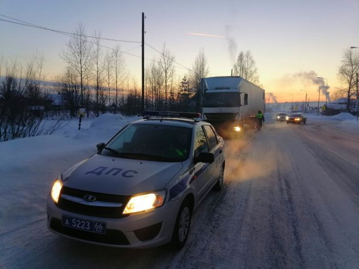 Свердловские полицейские спасли замерзающего дальнобойщика