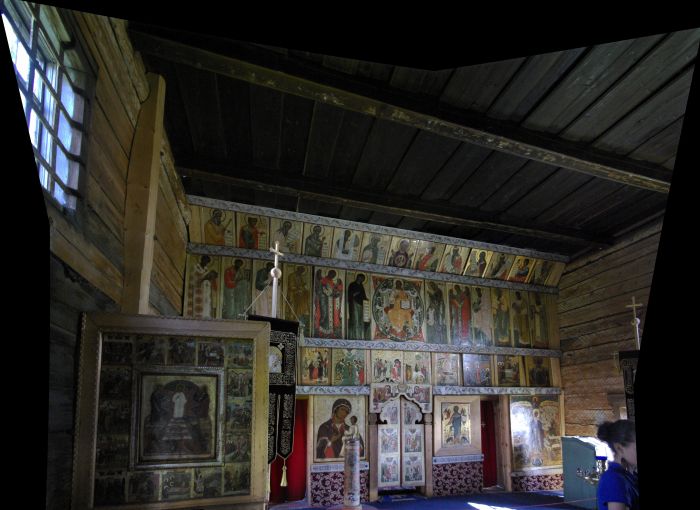 Иконостас Покровской церкви восстановлен в 1950-х годах.