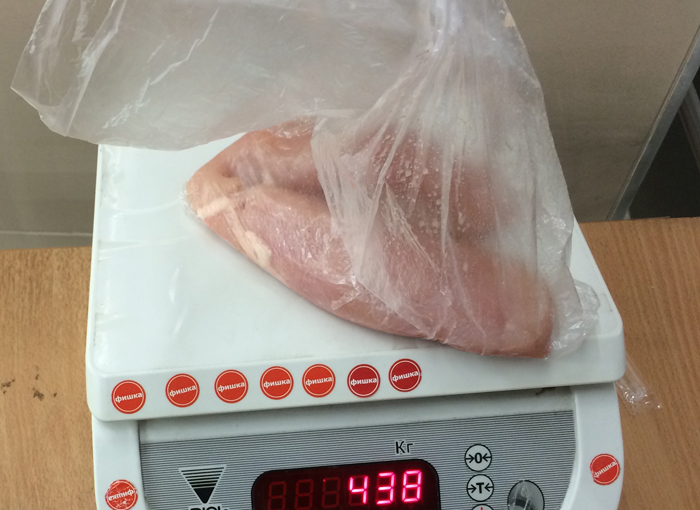 Сколько грамм в курином мясе. Филе куриной грудки вес 1 шт. Куриная грудка вес 1 половинки. Куриная грудка филе вес 1 шт. Вес 1 филе куриной грудки.