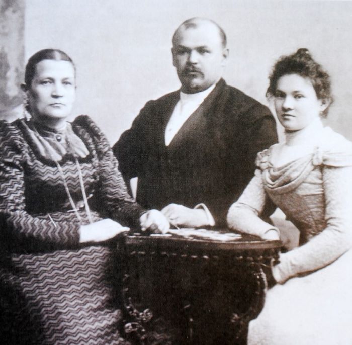 Семейная фотография купеческой семьи Алиных. Фото: открытые источники