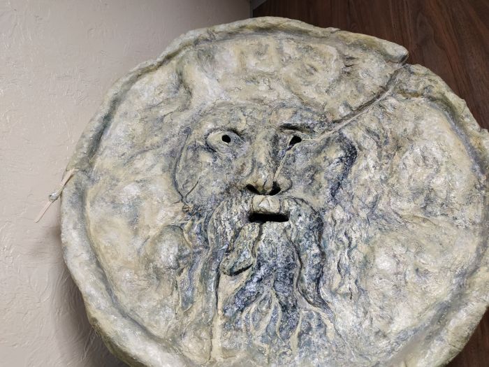 Точная копия античной круглой мраморной плиты «Уста истины», которую Владислава Чечко заказала для своей компании в качестве символа профессии 