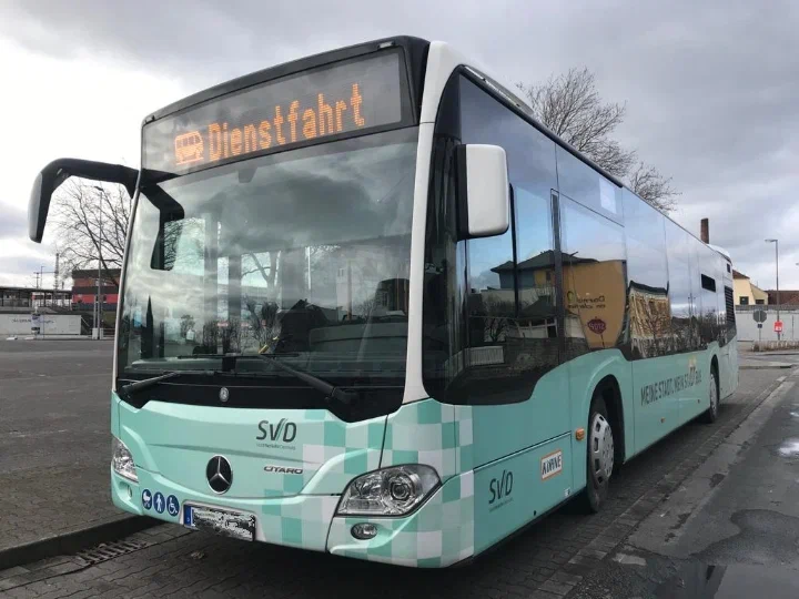  В течение дня водитель автобуса в Германии обслуживает несколько разных маршрутов.  Фото: предоставлено Юлией