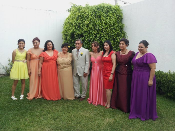 Большая мексиканская семья. Золотая свадьба у родителей мужа.