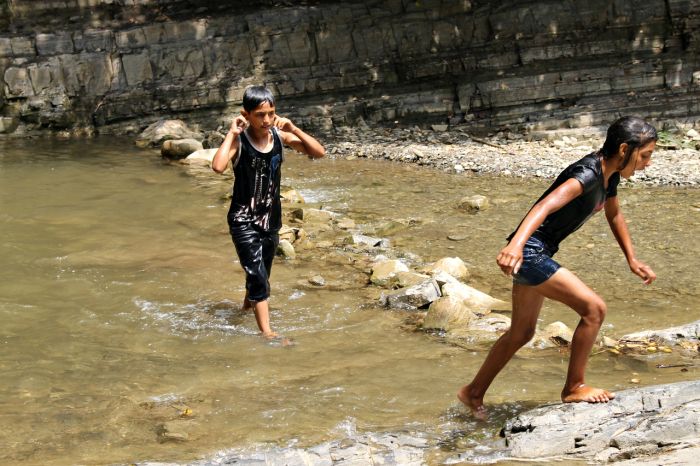 Дети купаются в водопаде в Тбилиси