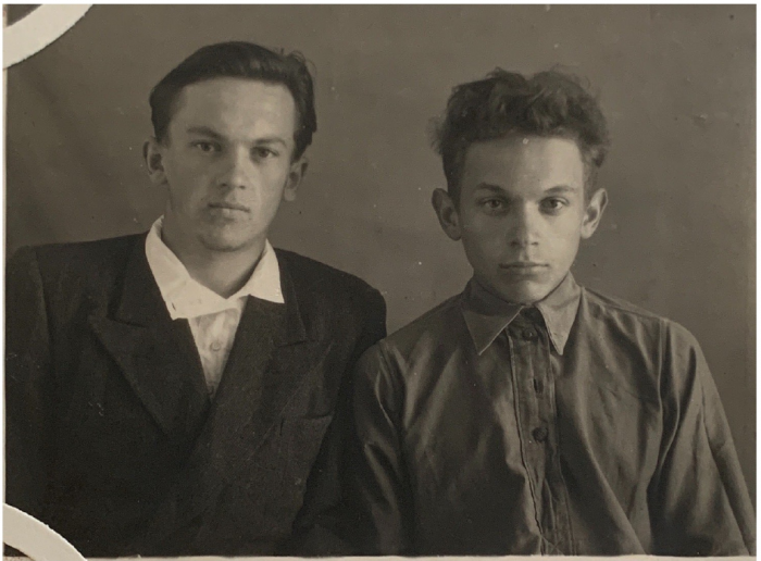 Борис (справа) со своим братом Евгением примерно через 5 лет после окончания Великой Отечественной войны