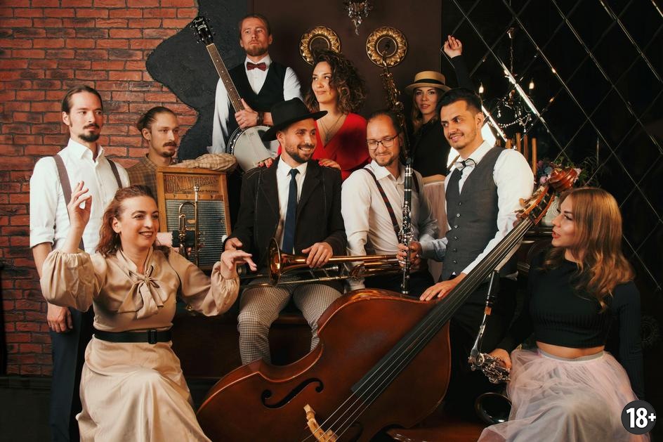 Источник фотографии: https://www.everjazz.ru/playbill/item/8981/