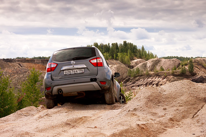 Из этой песчаной засады Nissan Terrano выбрался сам, хоть и с трудом