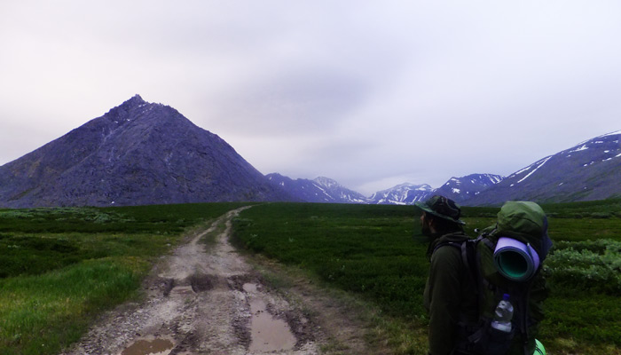 На переднем плане безымянная гора, на заднем - гора Народная