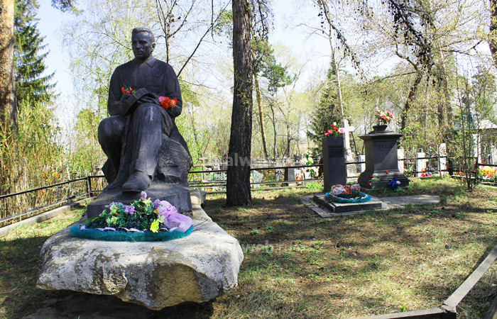 Памятника скульптору С. Гилеву. Кладбище в Касли