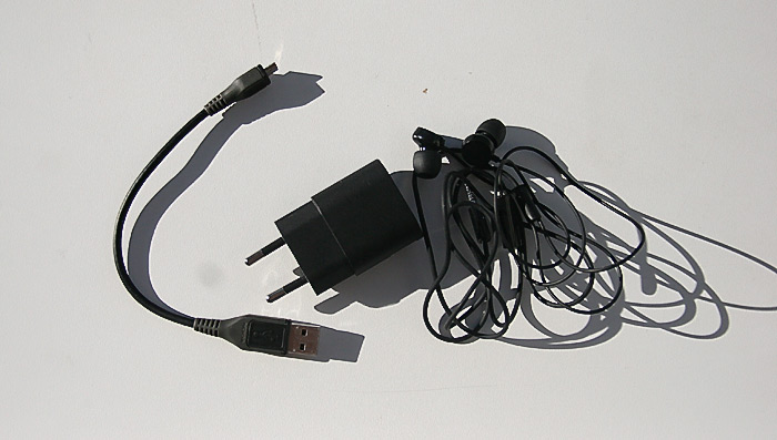 Стандартная комплектация Nokia Lumia 1520: укороченный кабель MicroUSB, адаптер и стереогарнитура