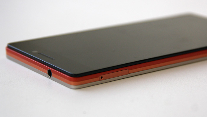 Слот microSIM - открывается специальным ключом или скрепкой