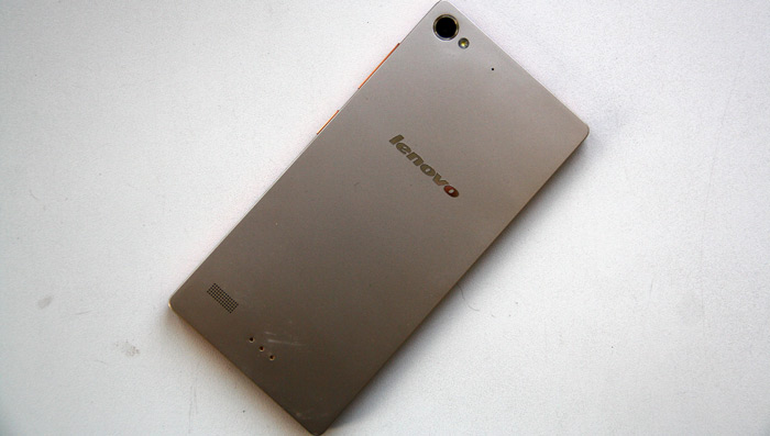 Задняя панель выполнена из фактурного пластика, но получилась недостаточно хваткой.