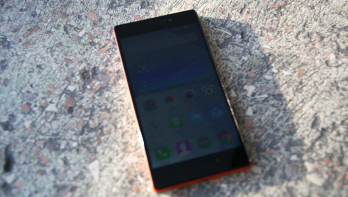 Под прямыми солнечными лучами экран