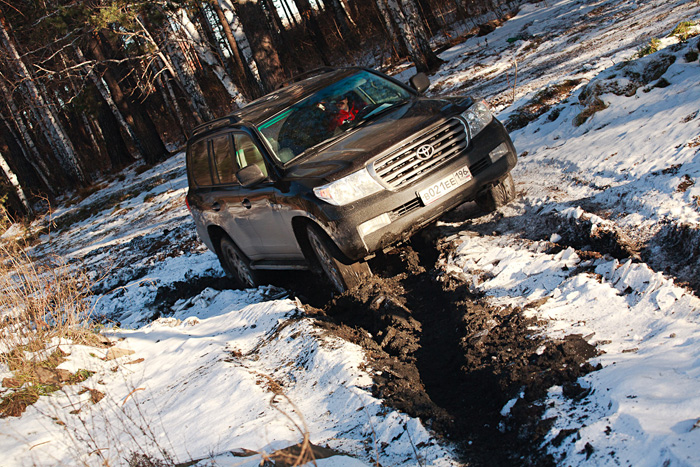 Огромный Land Cruiser 200, ползая по бездорожью, проявляет удивительное равнодушие к тому, каким топливом кормит его водитель. Бензин, метан - все едино