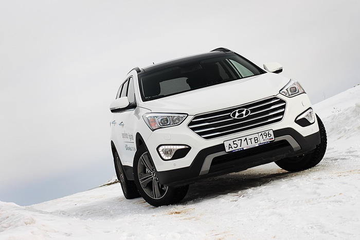 Ксеноновой оптикой Hyundai Grand Santa Fe снабжается уже в базовой комплектации. Но дальний свет - все равно галогеновый