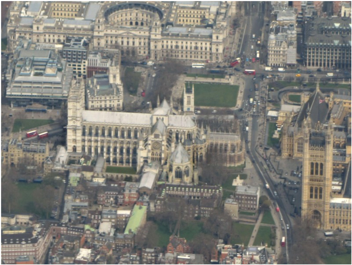 Вестминстерское аббатство(Westminster Abbey), правее – парламент.