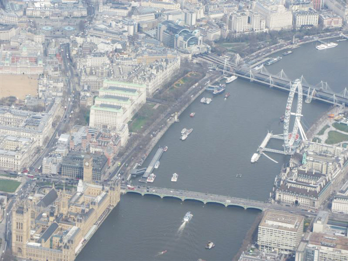 Слева внизу Парламент (Westminster Palace), наверху в центре - вокзал Charing Cross. 