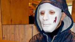 Человек в маске у метро
