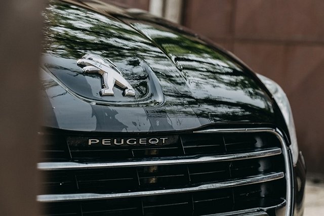 Citroen C4 и Peugeot 308: Красное и белое