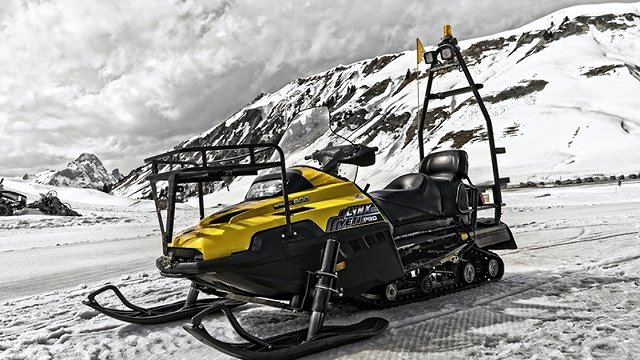 Катер с гусеницами