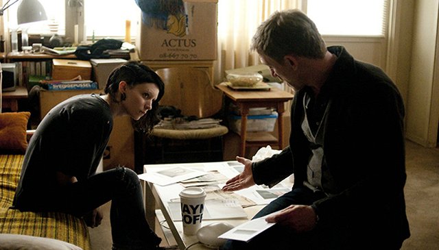 Девушка с татуировкой дракона